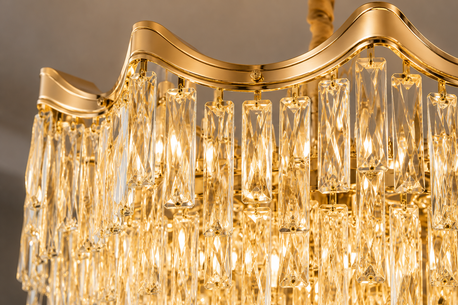 Candelabru Auriu cu Cristale – 10×E27, Ø56 cm, Rafinament și Lumină Generoasă