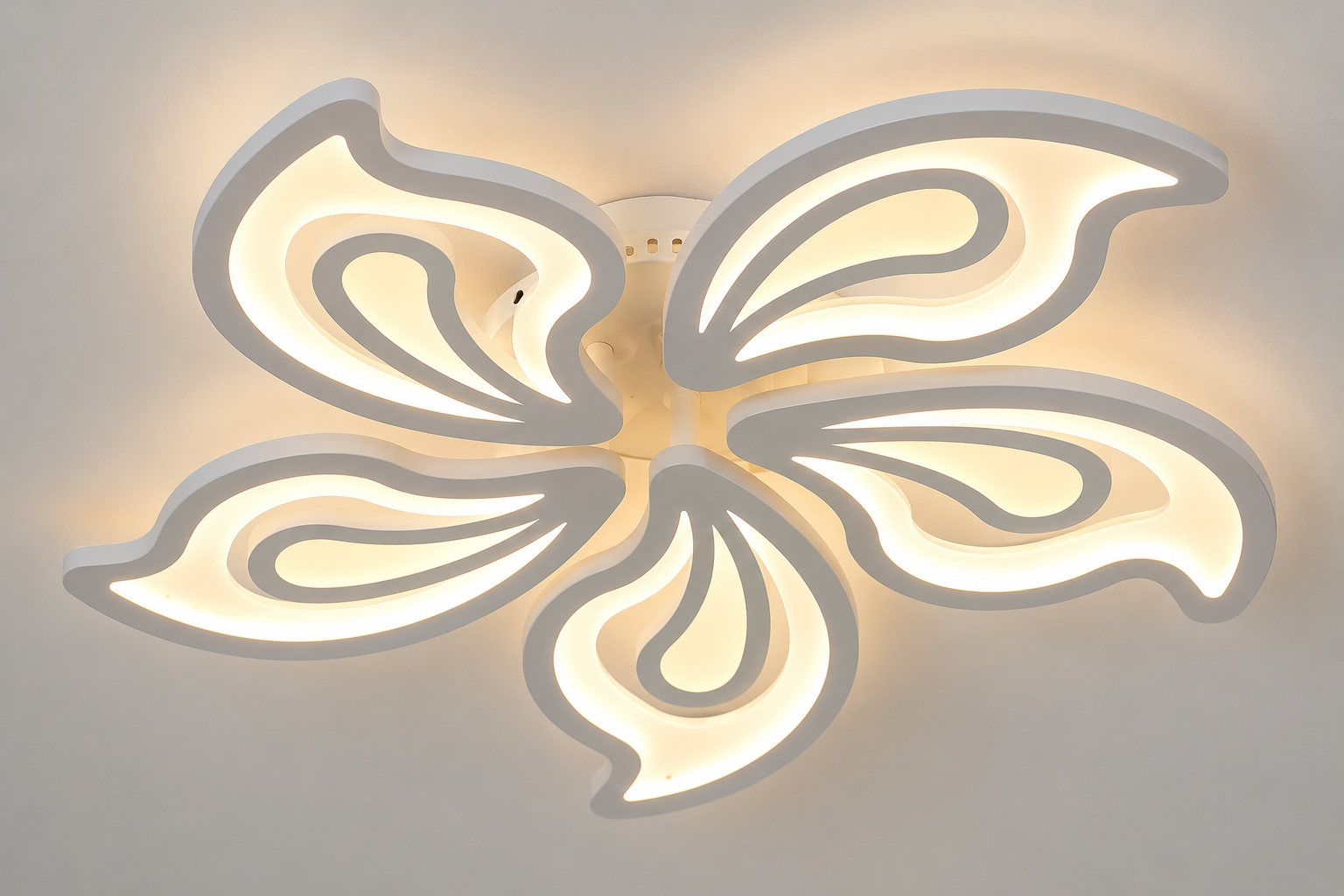 Lustră LED cu design floral, 150W, Ø690×H80 mm, lumină reglabilă 3000K–6500K, telecomandă inclusă, finisaj negru