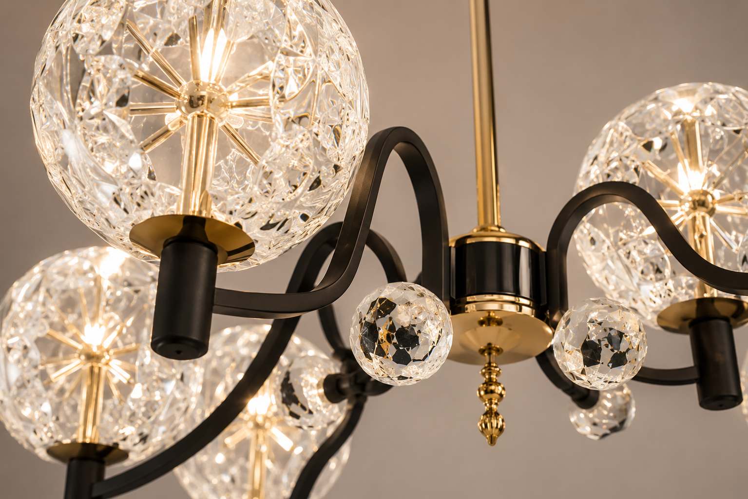 Candelabru Modern cu 6 Globuri din Sticl, LED 96W, L60 cm, Design Elegant Negru-Auriu
