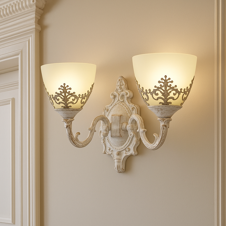 Aplica de perete dublă, stil vintage, 2 becuri E27, L420×220×230 mm, finisaj alb antichizat (WH), cu abajururi ornamentale