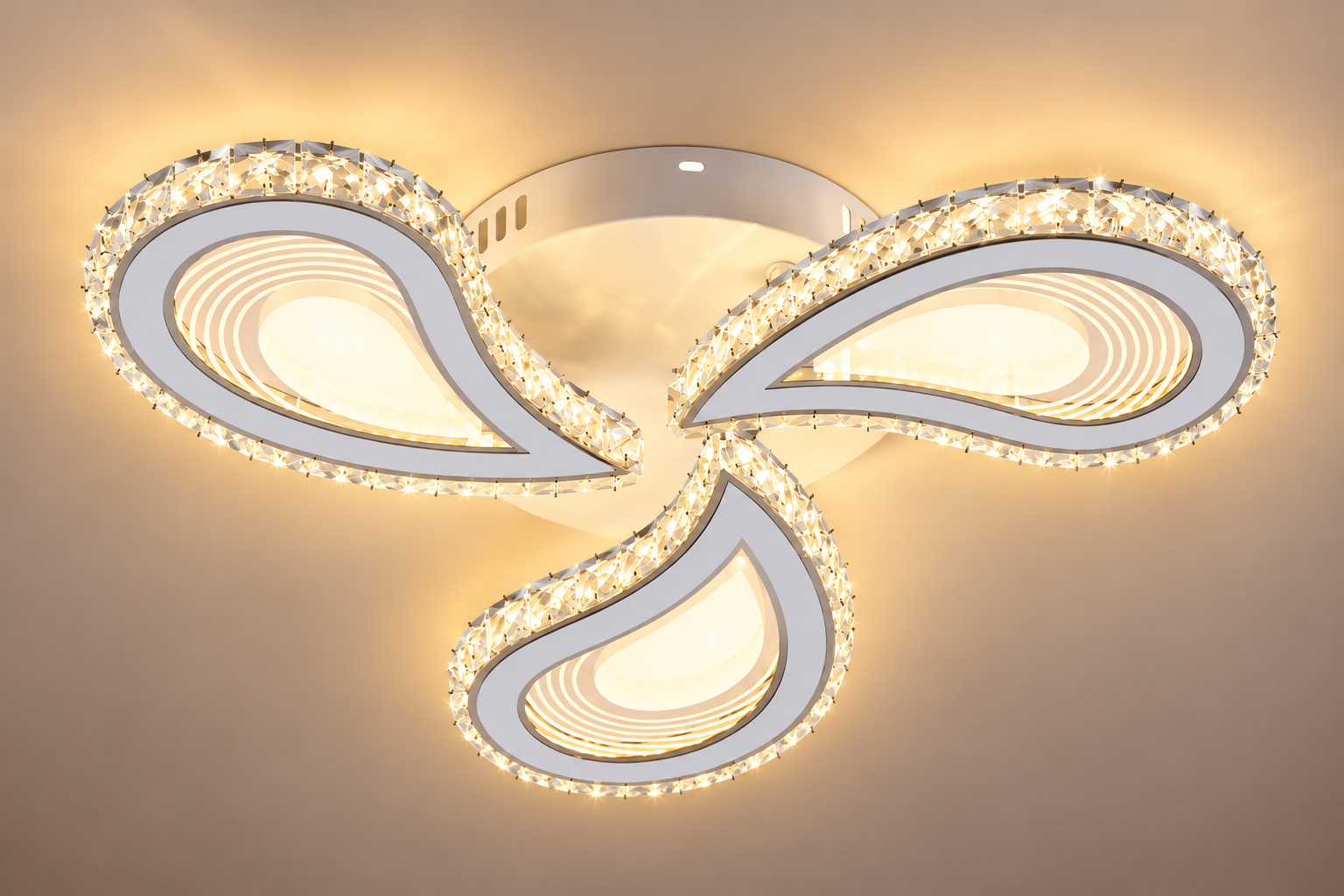 Lustră LED 7513/3 – Alb, cu 3 Brațe și Elemente Decorative din Cristal