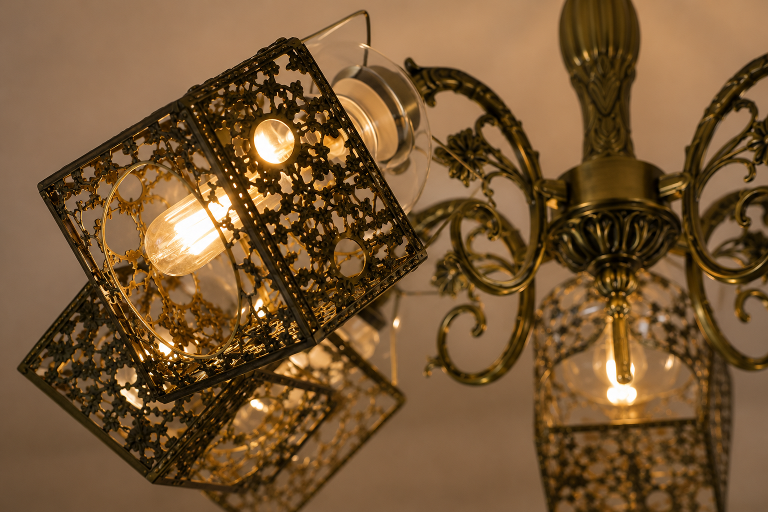Candelabru clasic vintage 3 becuri, Ø640×H300 mm, suport E27, finisaj bronz antic, fără telecomandă