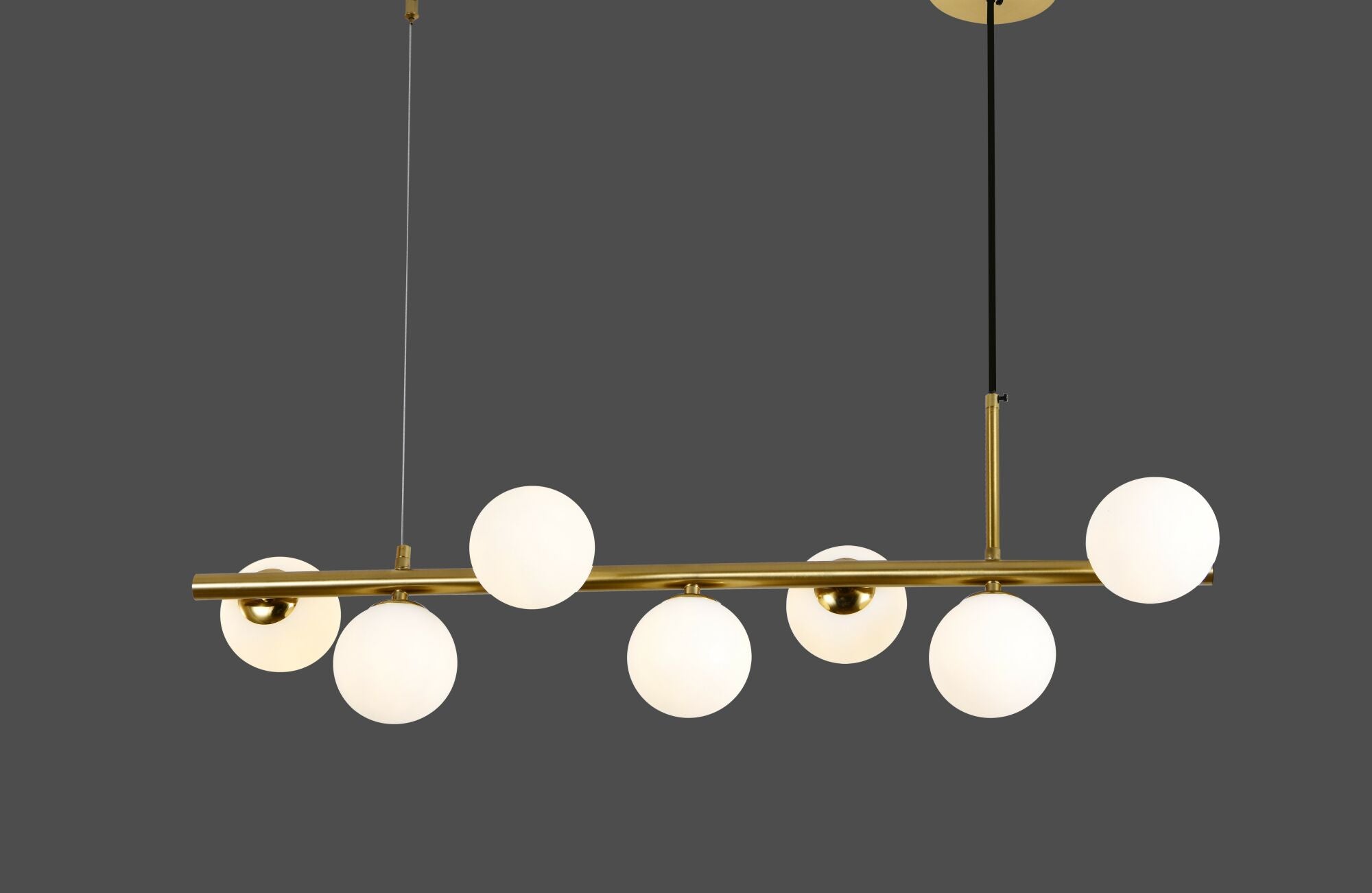 Pendul auriu cu 7 globuri 9560/7GD prezentat pe fundal gri; design geometric elegant cu becuri G9 LED
